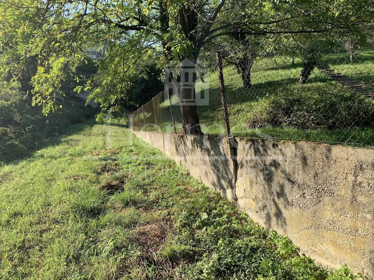 građevinsko zemljište s pogledom na grad, okruženo zelenilom - slika 13