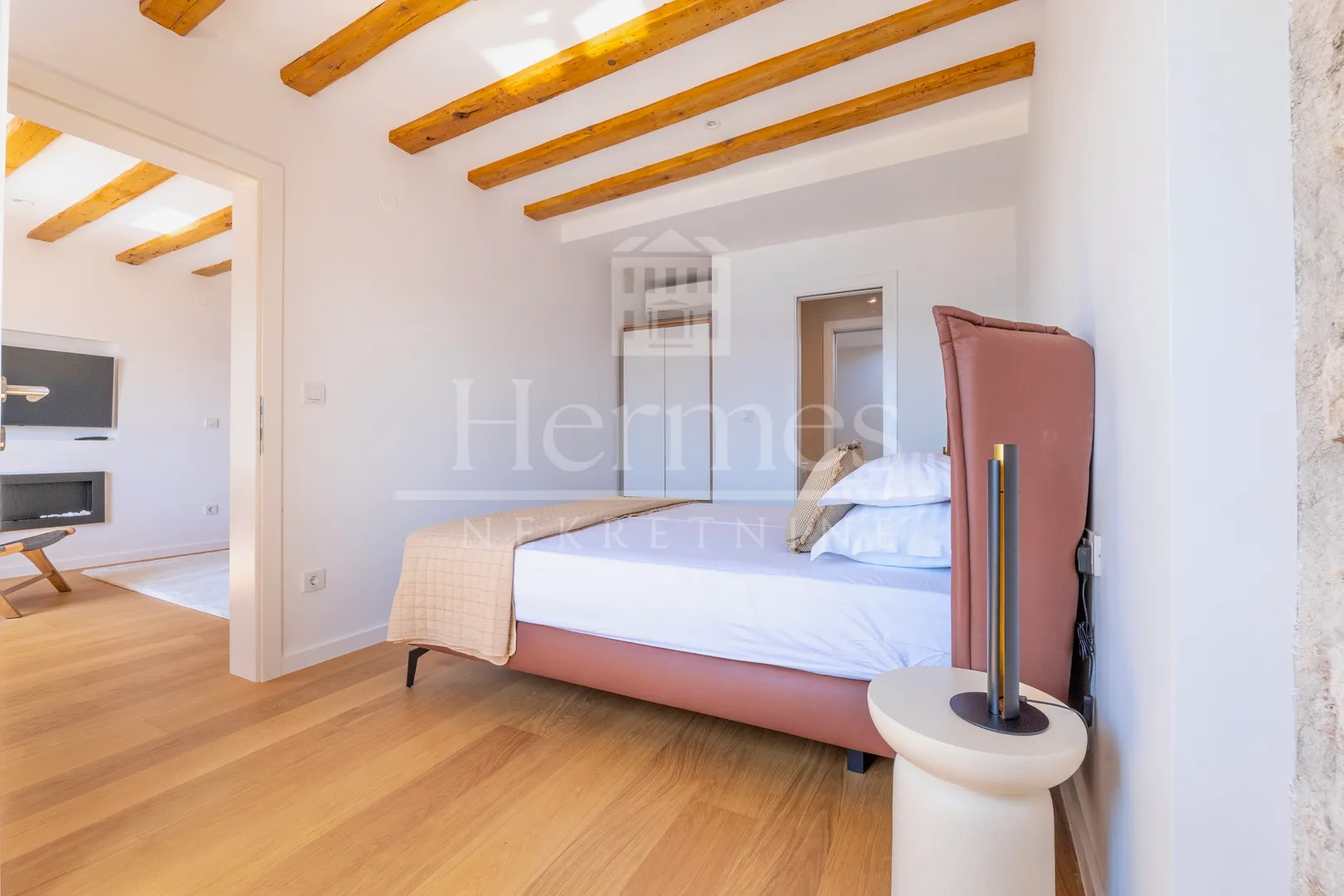 novoureðeni dizajnerski apartman, 1. red do mora, pogled na more - slika 26