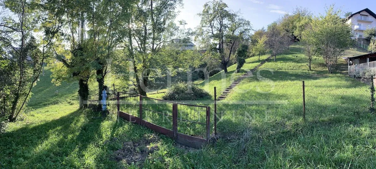 građevinsko zemljište s pogledom na grad, okruženo zelenilom - slika 12