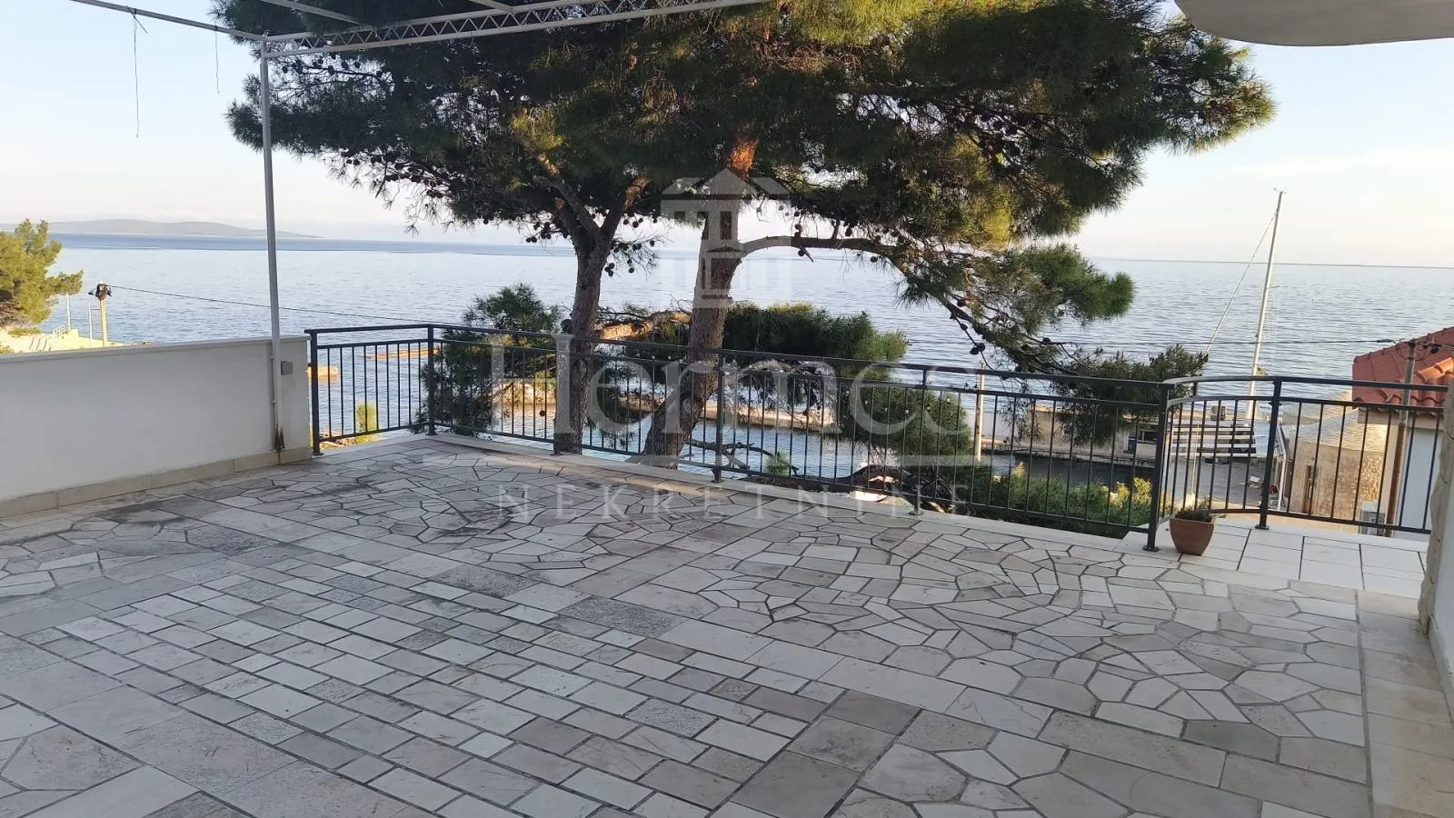 ugostiteljski objekt (250 m2) i smještaj za osoblje, sv. nedjelja, otok hvar - slika 2