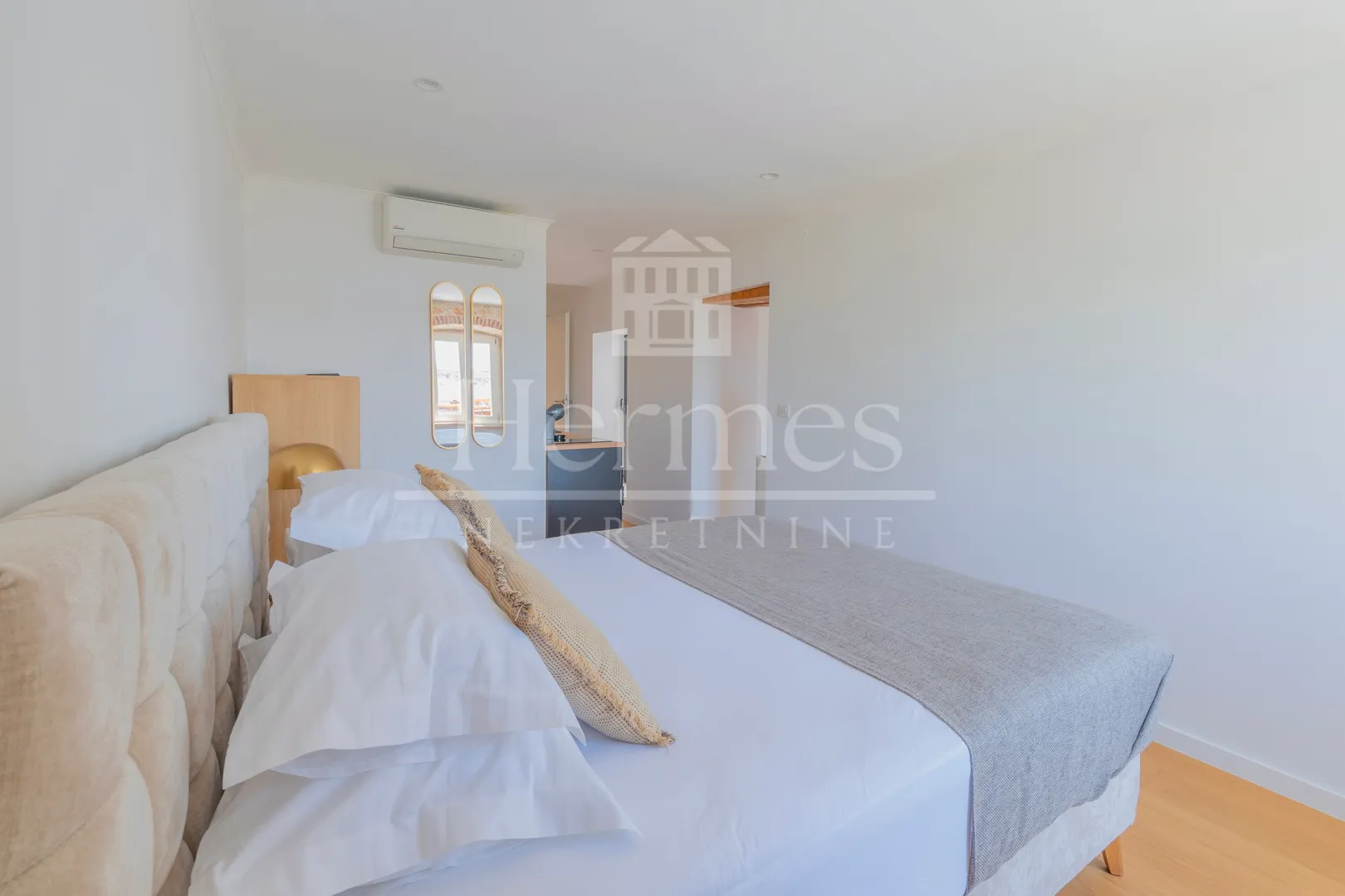 novoureðeni dizajnerski apartman, 1. red do mora, pogled na more - slika 3