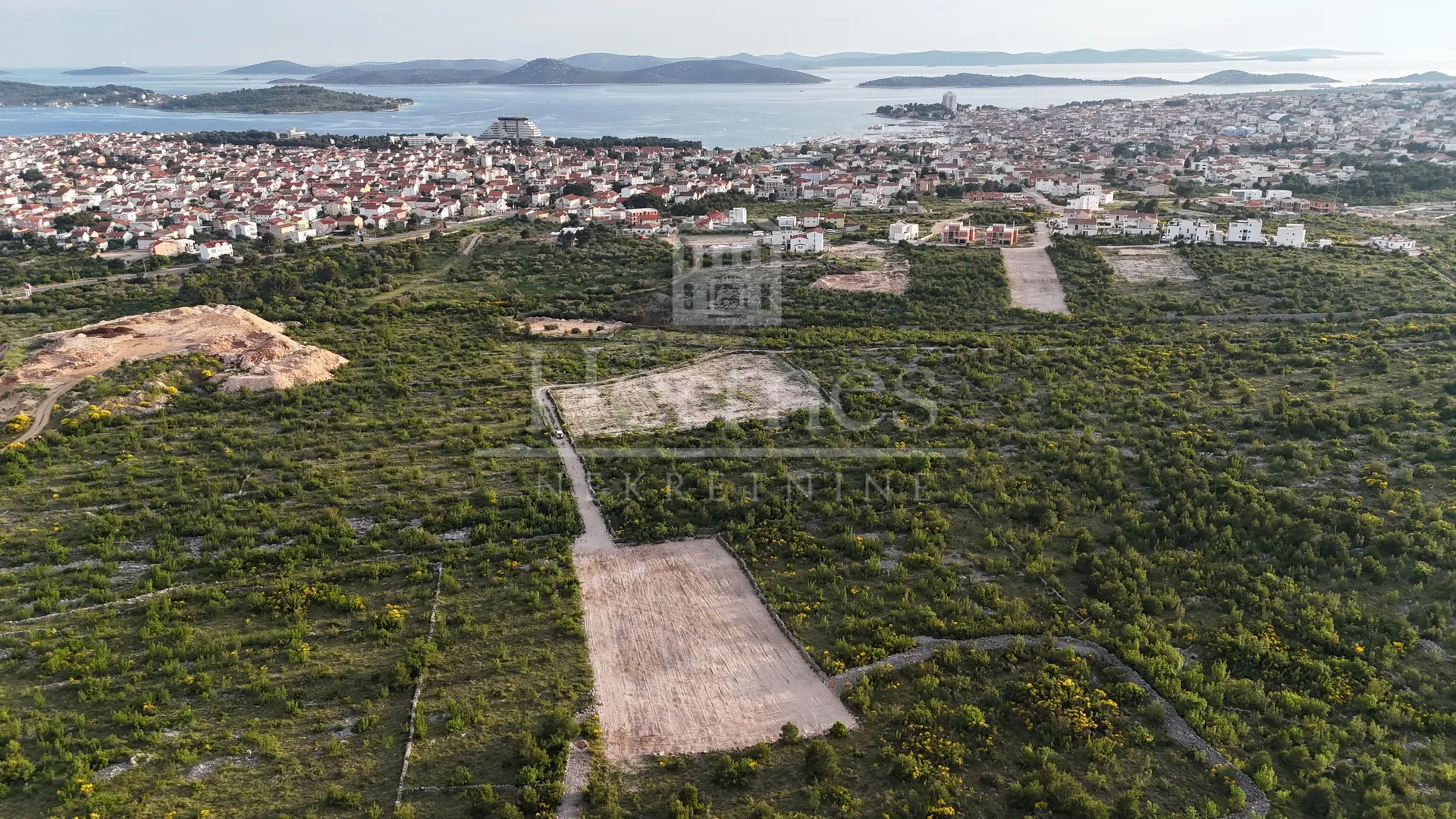 ATRAKTIVNO GRAĐEVINSKO ZEMLJIŠTE S POGLEDOM NA MORE (2192 m2), VODICE, ŠIBENIK