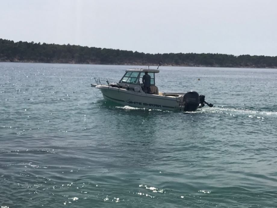 fisherman sa kabinom white sark 226 – moguca zamjena za veci - slika 10