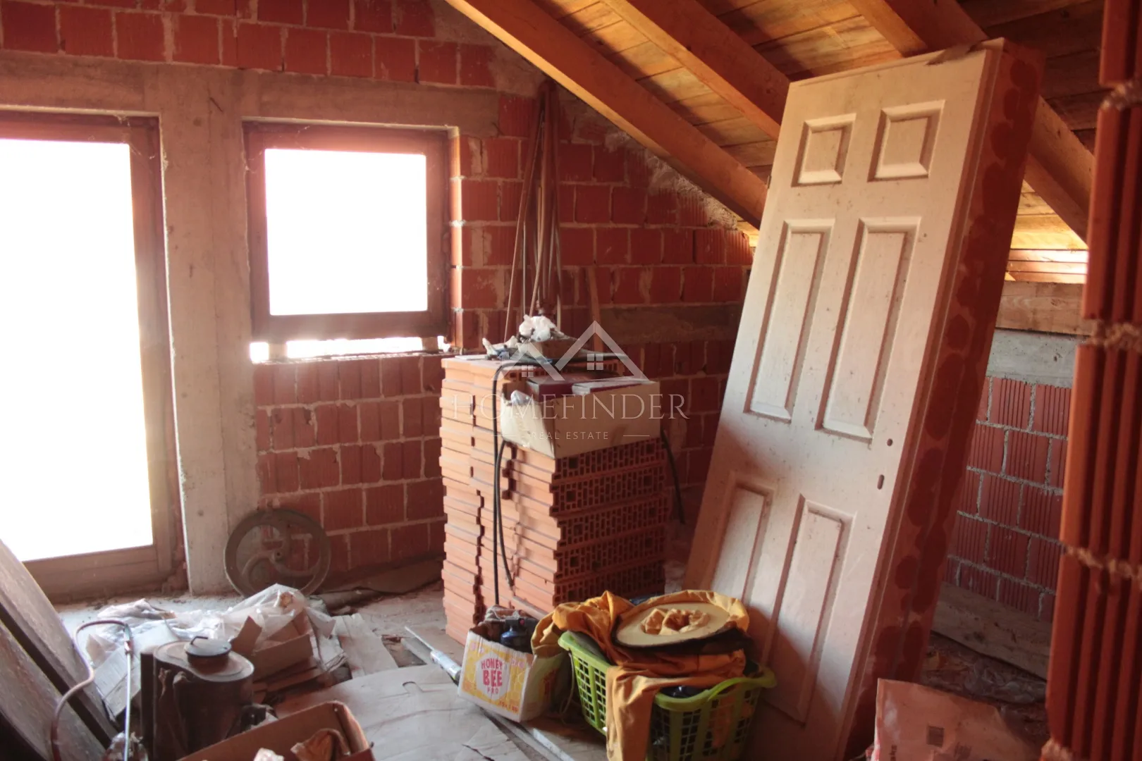 kuća 450m2, donja stubica - slika 12