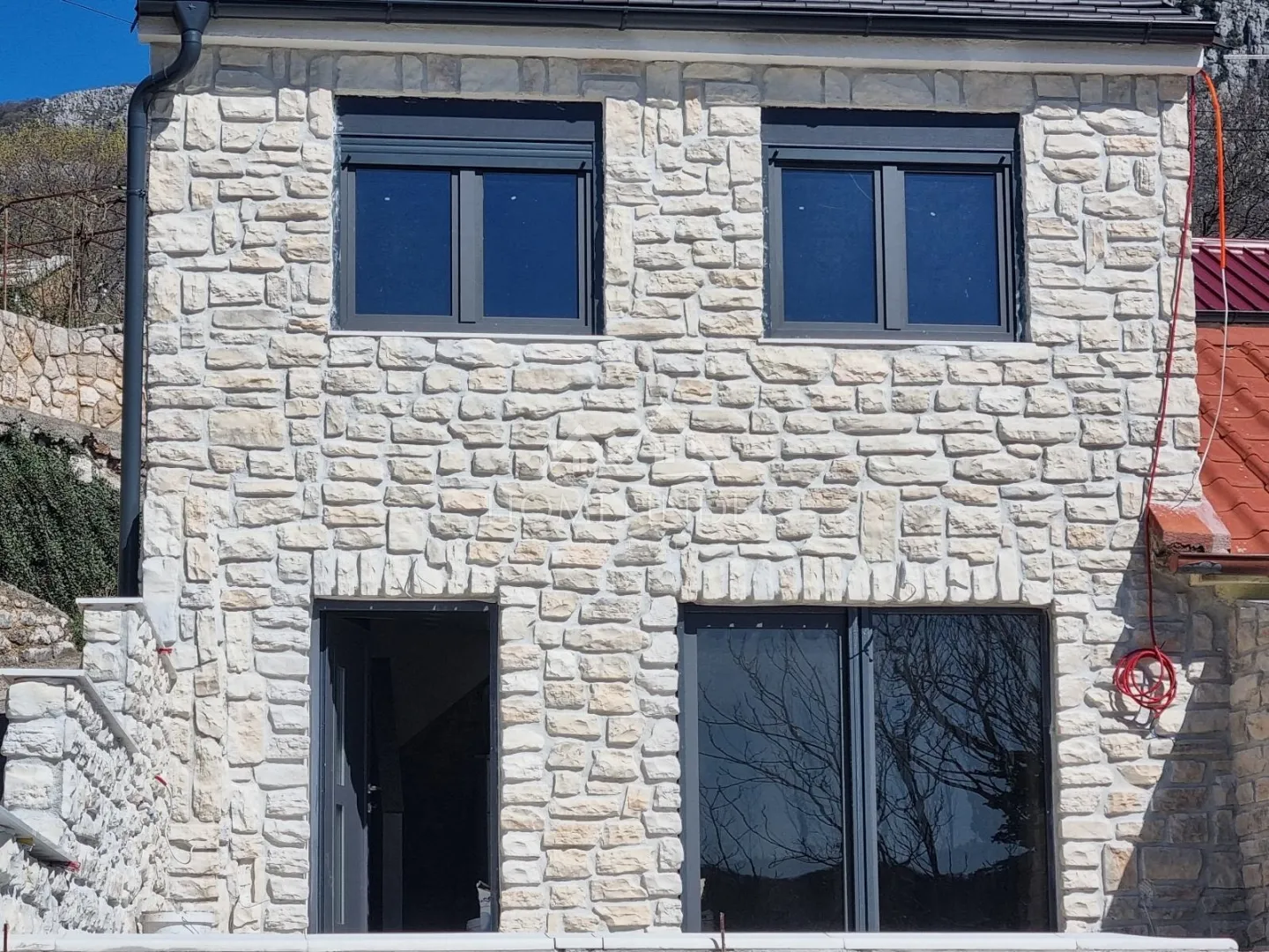 predivna kamena kuća, 80 m², bribir – bazen i 385 m² okućnice - slika 2