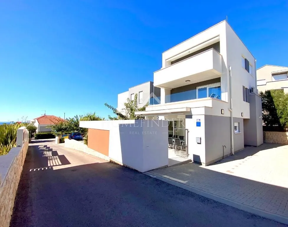 moderan dvoetažni stan s panoramskim pogledom na more, 179m², novalja - slika 17