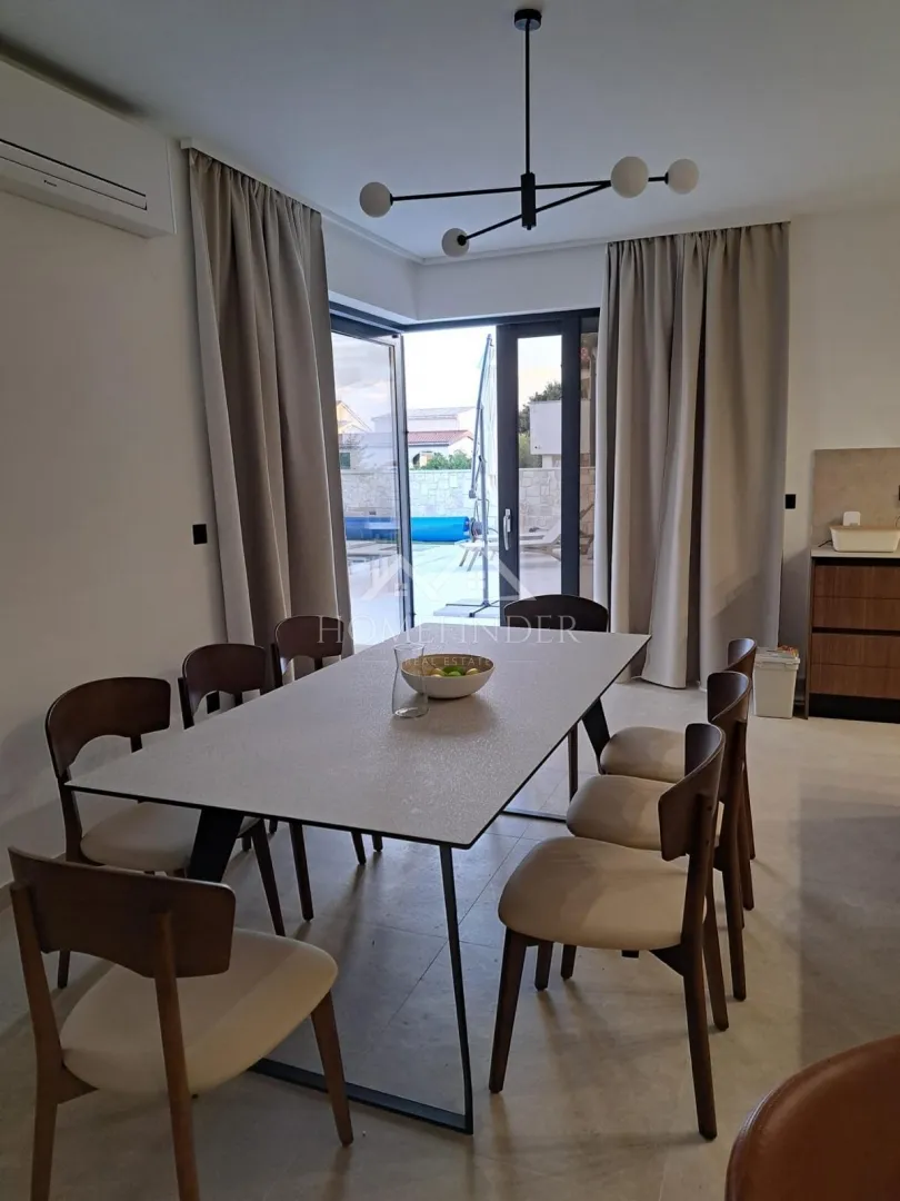 urbana vila s bazenom, (5s), 4 vpm, smart house 200 metara od mora - slika 39