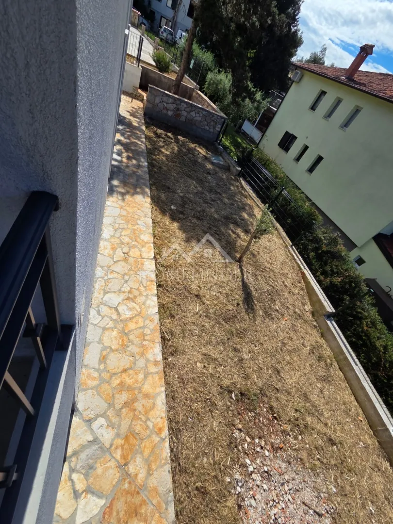 stan s dvorištem i predivnim pogledom 84m², buje - slika 13