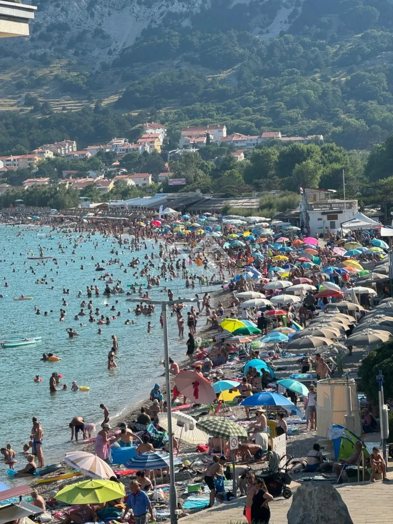 Plažni objekt na plaži, Baška, otok Krk
