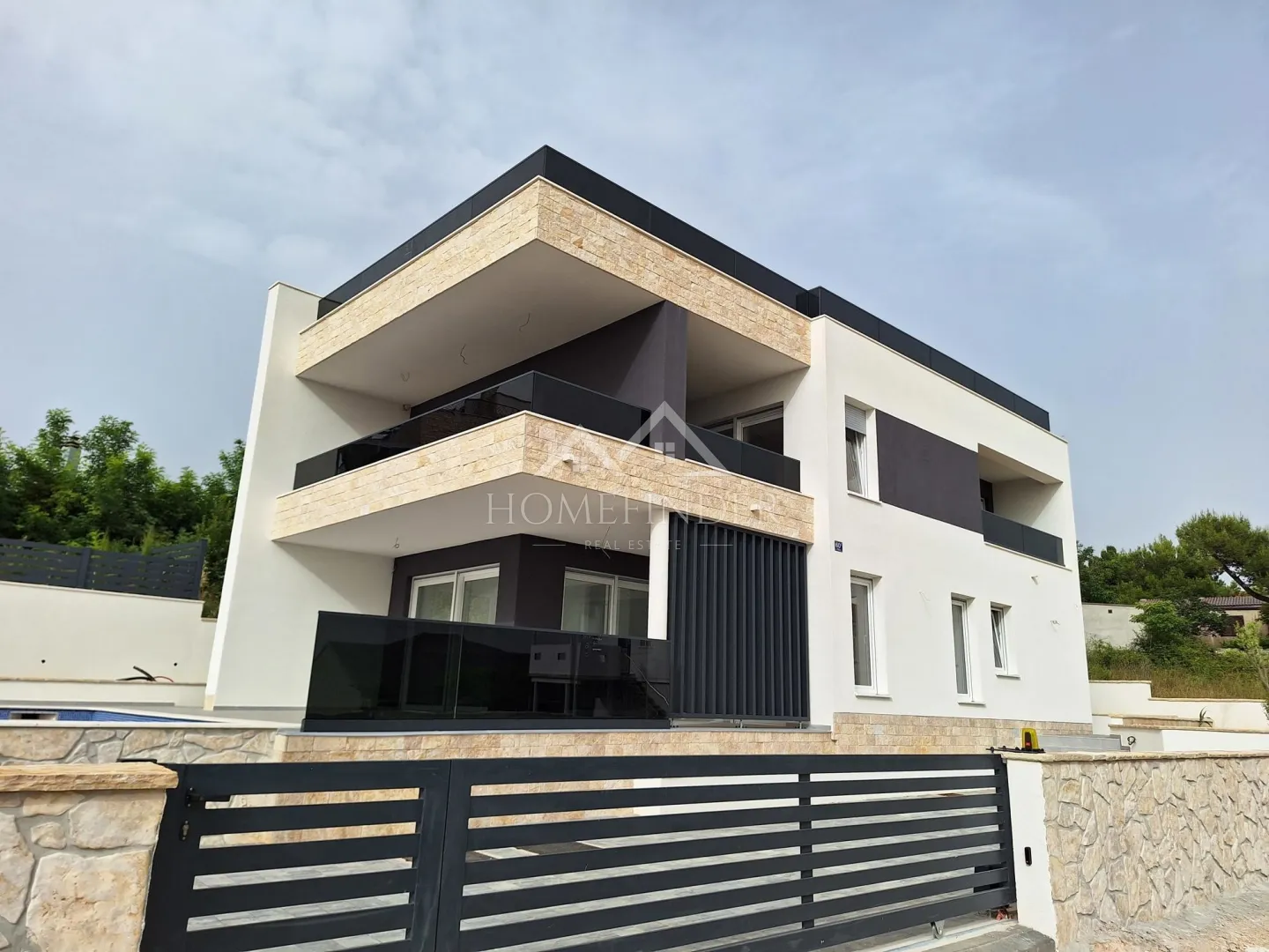 luksuzna vila s bazenom i pogledom na more ražanac, 250 m od plaže - slika 4