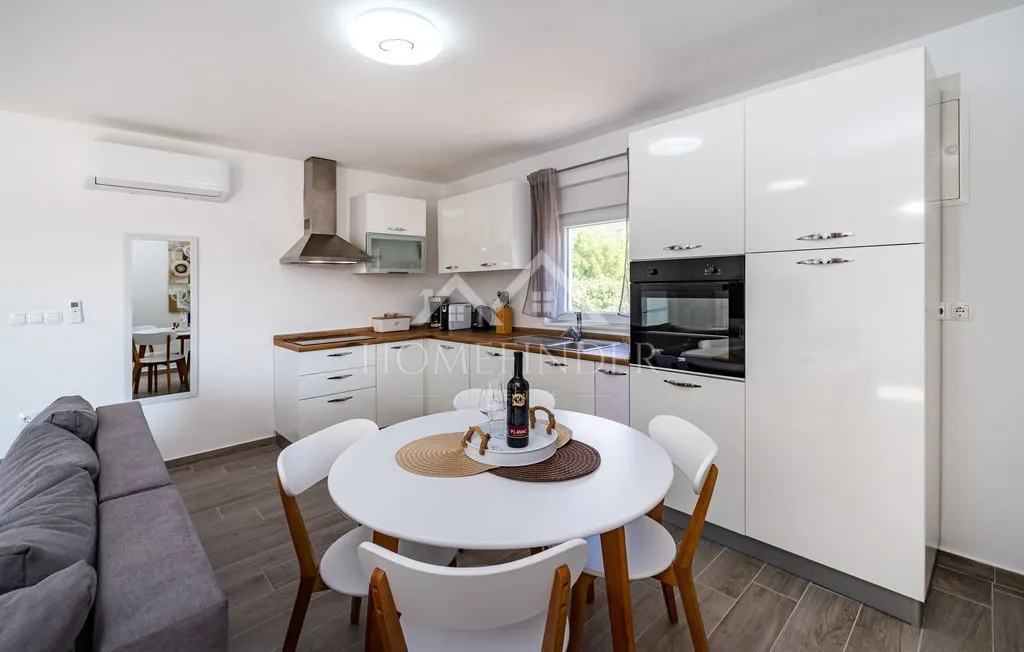 moderna kuća s bazenom i 2 apartmana, 200m od mora, gornji karin - slika 19
