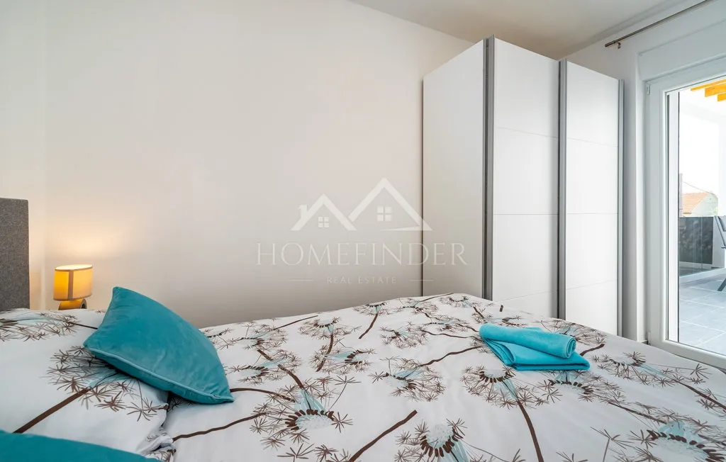 moderna kuća s bazenom i 2 apartmana, 200m od mora, gornji karin - slika 10