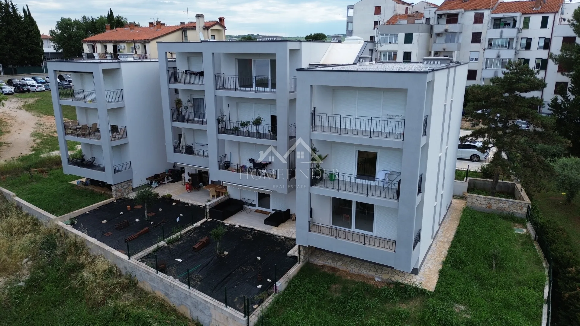 stan s dvorištem i predivnim pogledom 84m², buje - slika 6