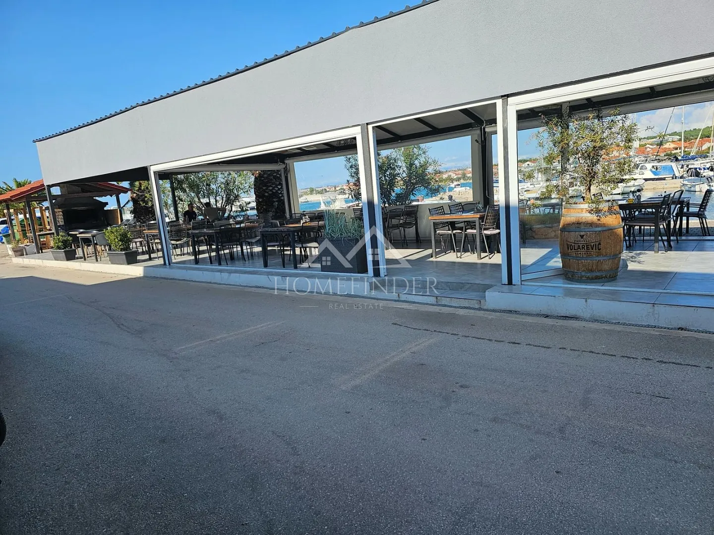 Restoran sa uhodanim poslom i apartmanima, Bibinje, 500m2