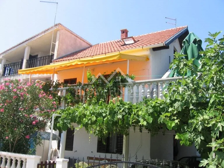 kuća sabunike, (8s), 149m2, 6vpm, podijeljena u 3 apartmana, - slika 1