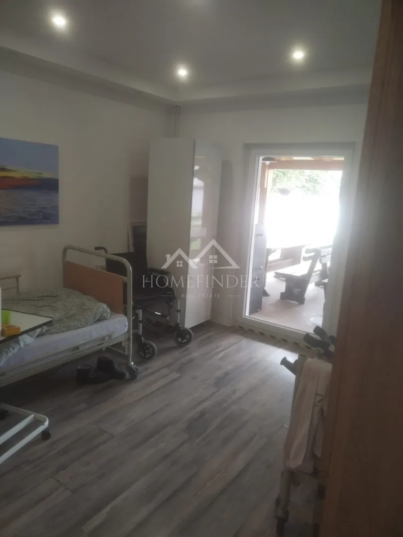 funkcionalna višenamjenska kuća u strmcu, 300 m2, ( 8s), 6 vpm - slika 21