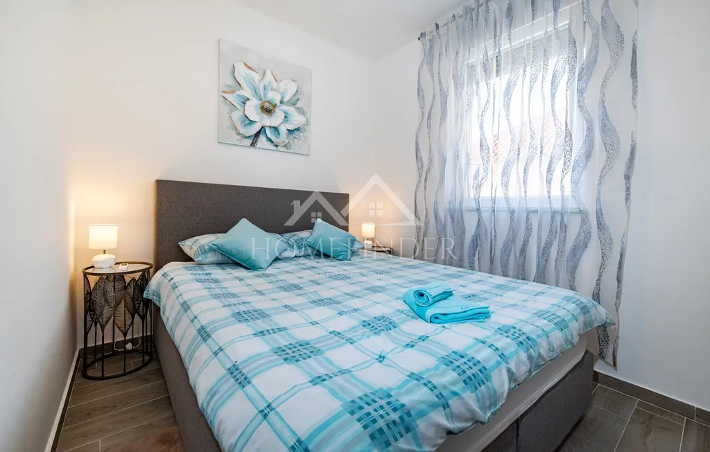moderna kuća s bazenom i 2 apartmana, 200m od mora, gornji karin - slika 9