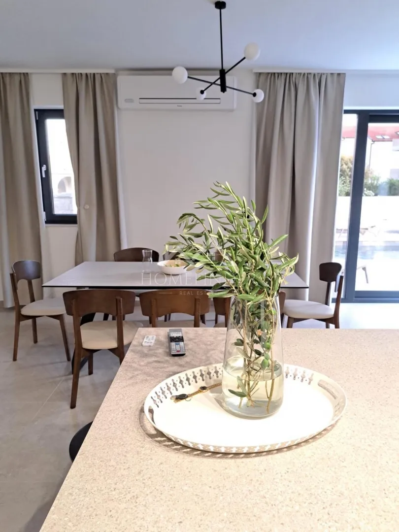 urbana vila s bazenom, (5s), 4 vpm, smart house 200 metara od mora - slika 38