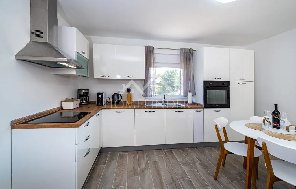 moderna kuća s bazenom i 2 apartmana, 200m od mora, gornji karin - slika 18