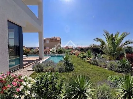 Moderan stan u novogradnji s vrtom i pogledom na more, 70.75 m2, 1VPM, Mandre - Mandre, Kolan