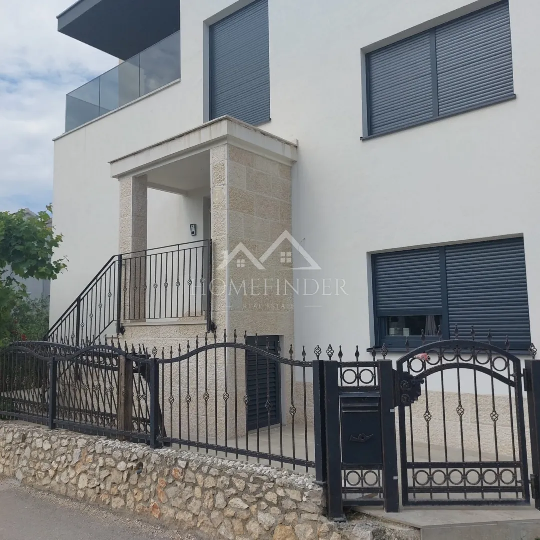 moderna vila sa tri stana - kaštel štafilić - slika 2