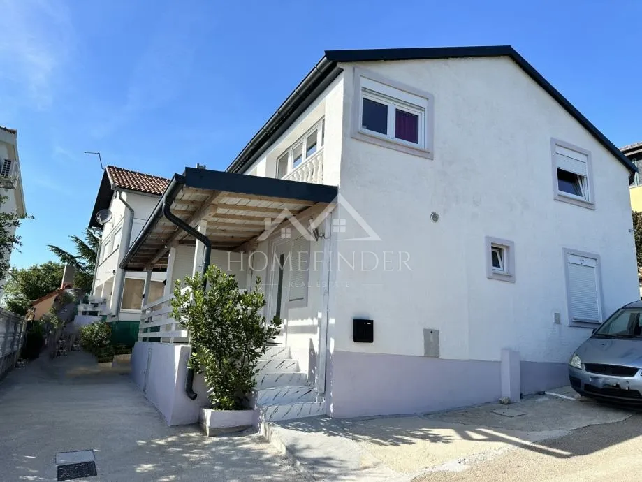 kuća sa 3 apartmana s pogledom na more, obrovac, 250m od plaže - slika 1