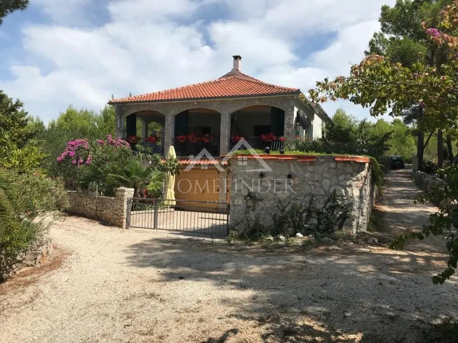 milna, brač – prekrasna kuća 200 m², 20m od mora - slika 1