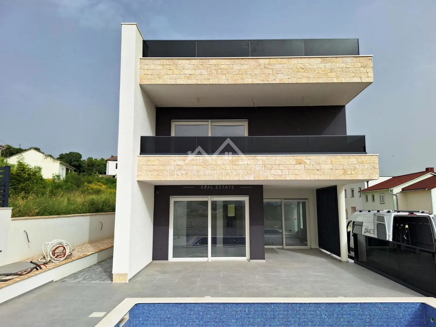 luksuzna vila s bazenom i pogledom na more ražanac, 250 m od plaže - slika 3