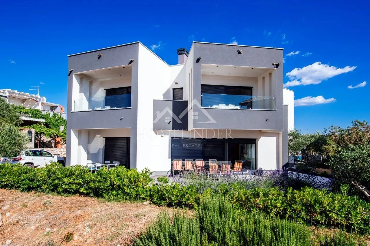 vila s 4 apartmana, proboj, pag, 80m od mora, 228m2 - slika 21
