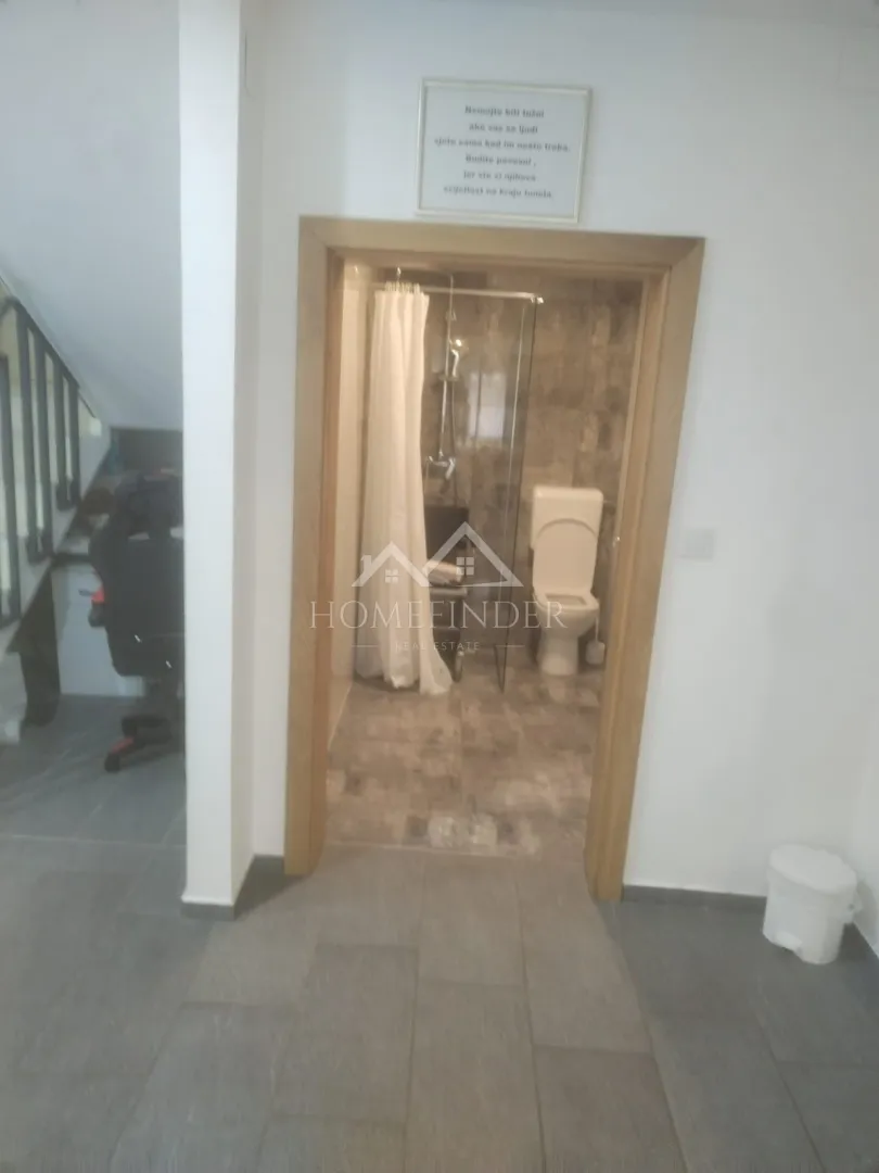 funkcionalna višenamjenska kuća u strmcu, 300 m2, ( 8s), 6 vpm - slika 24