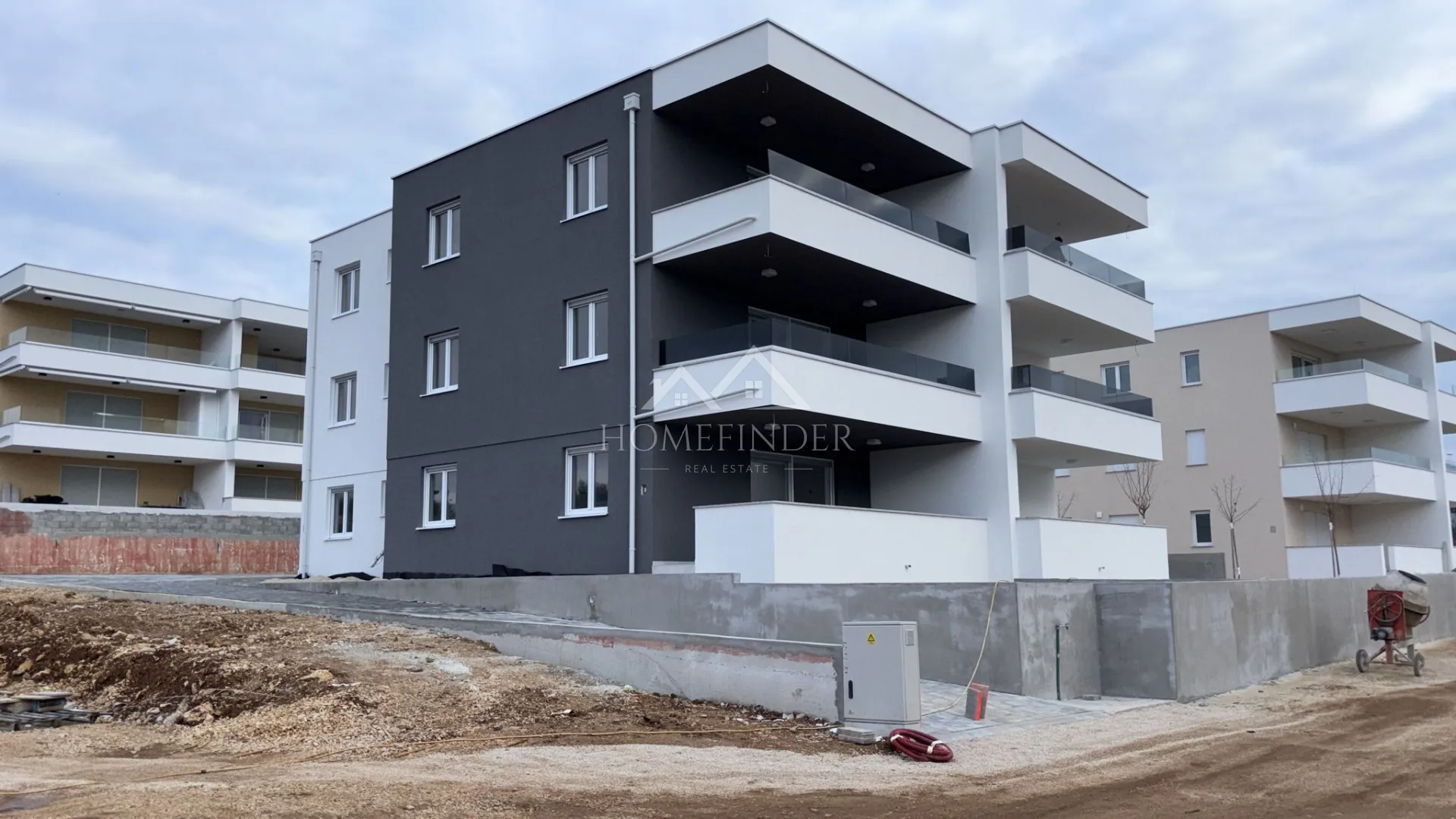 Stan u prizemlju s pogledom, 93m2, Novalja, 2VPM, vrt, NOVOGRADNJA