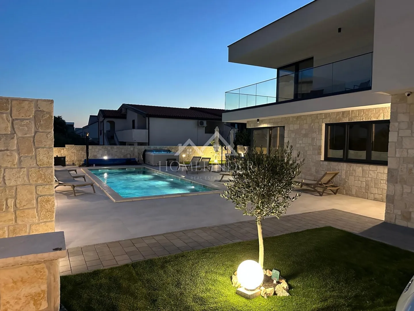 urbana vila s bazenom, (5s), 4 vpm, smart house 200 metara od mora - slika 8