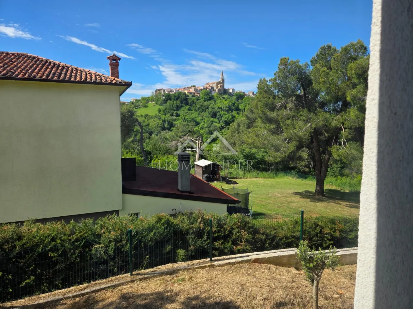 stan s dvorištem i predivnim pogledom 84m², buje - slika 4