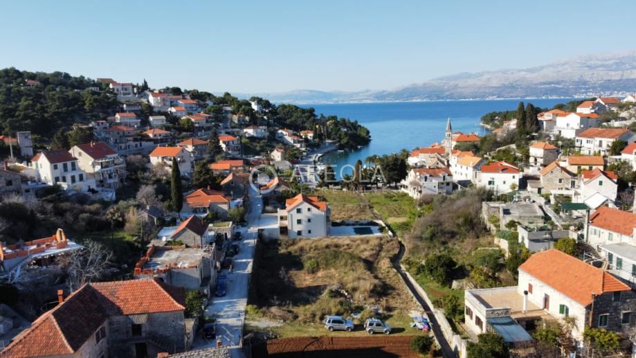 SPLITSKA, BRAČ - Građevinsko zemljište - 50m OD RIVE!! - Supetar