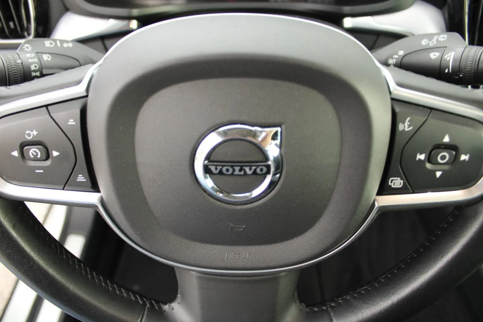 volvo v60 2.0d b4 automatik *led, navigacija, kamera* - slika 6