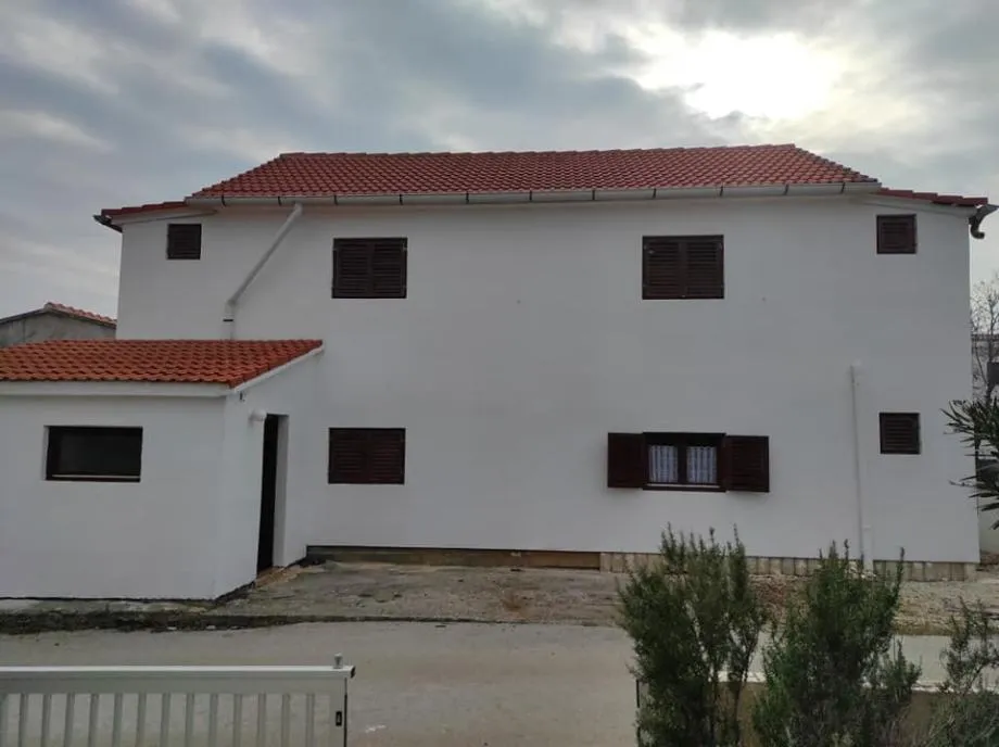vir, kuća s 4 apartmana(182m2), 150 metara do plaže - slika 2