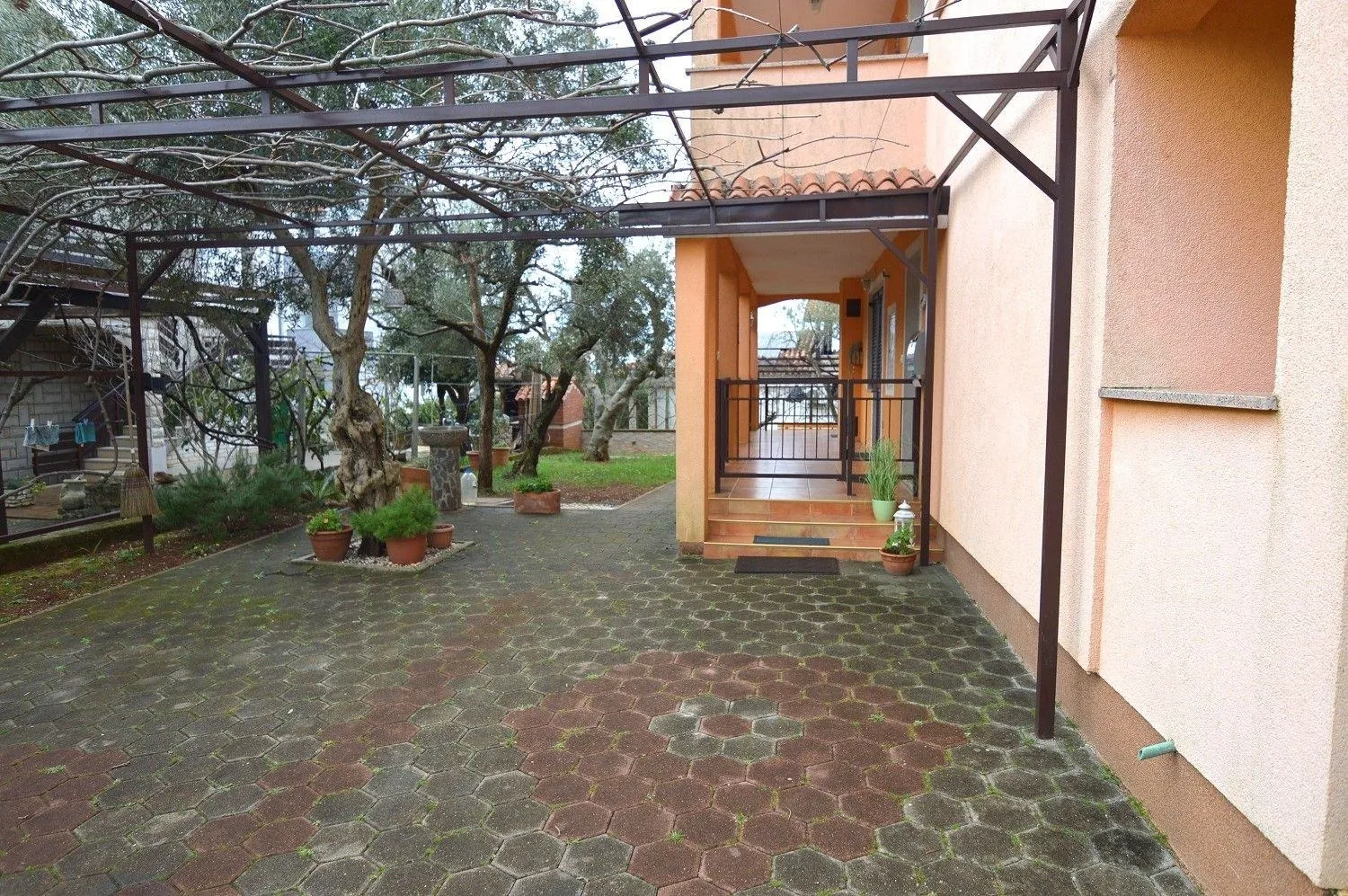 vabriga-dvojna kuća sa četiri apartmana na prodaji (prodaja) - slika 25