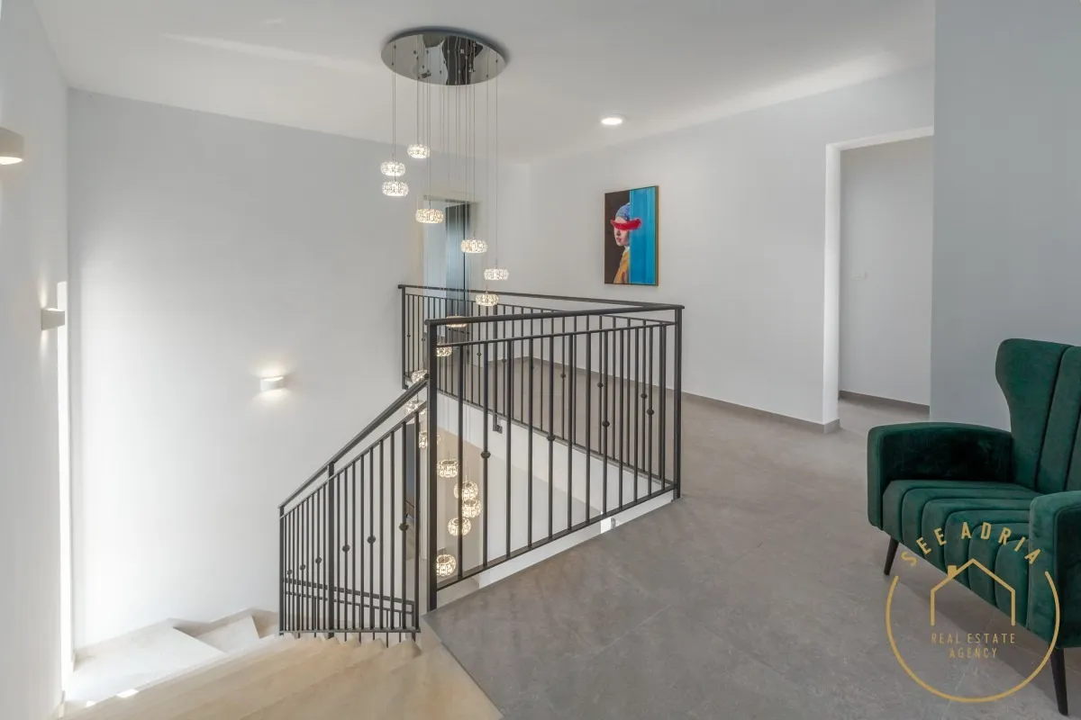 elegantna vila okružena zelenilom, buje - slika 10