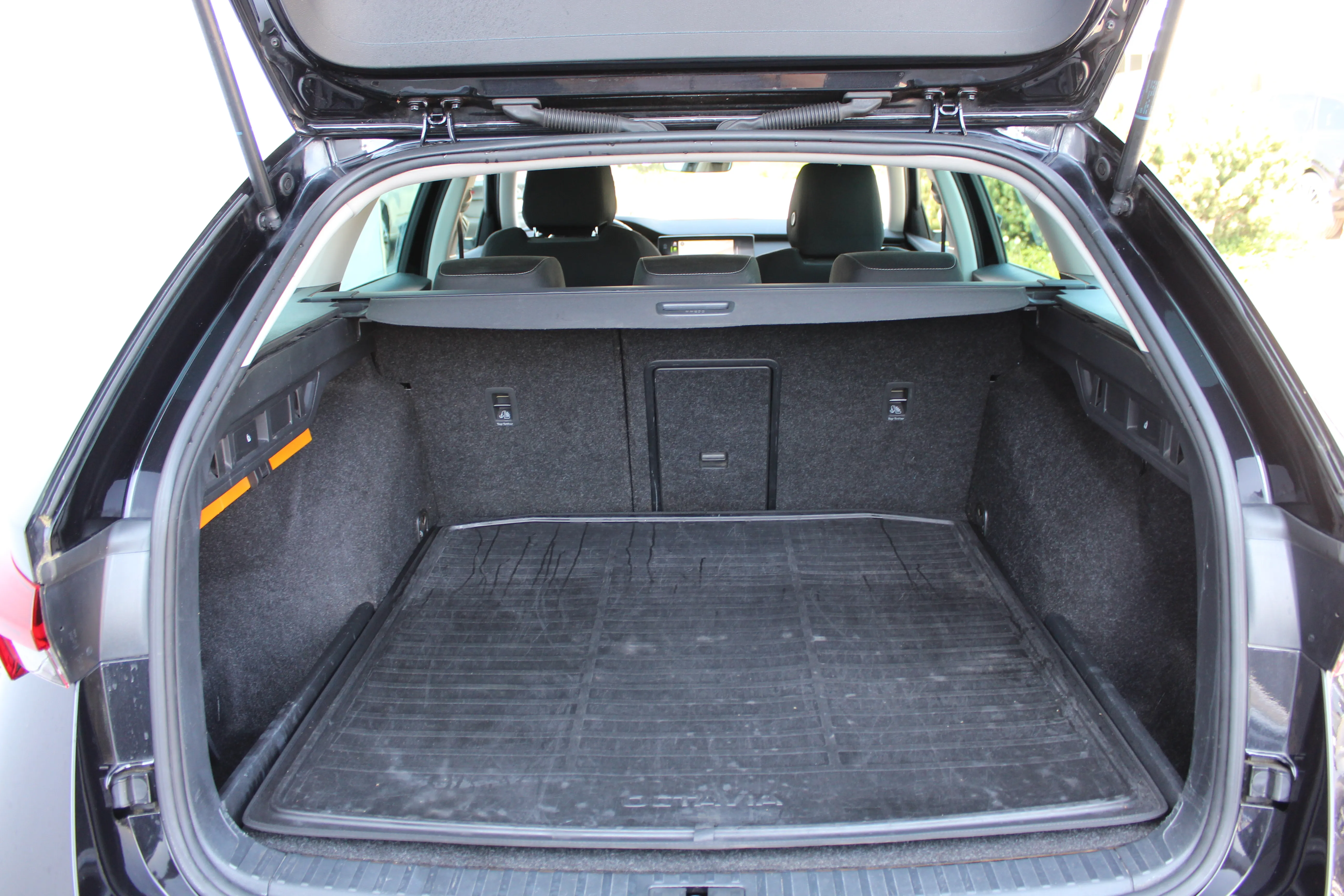 13180 škoda octavia combi ambition 1.4 tsi dsg phev - slika 17