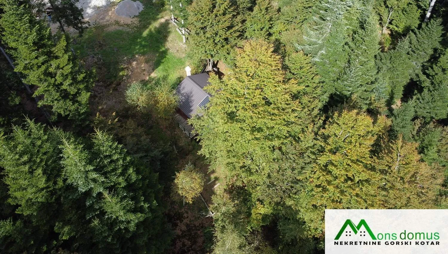 skrivena u šumi iznad lokvarskog jezera - slika 4