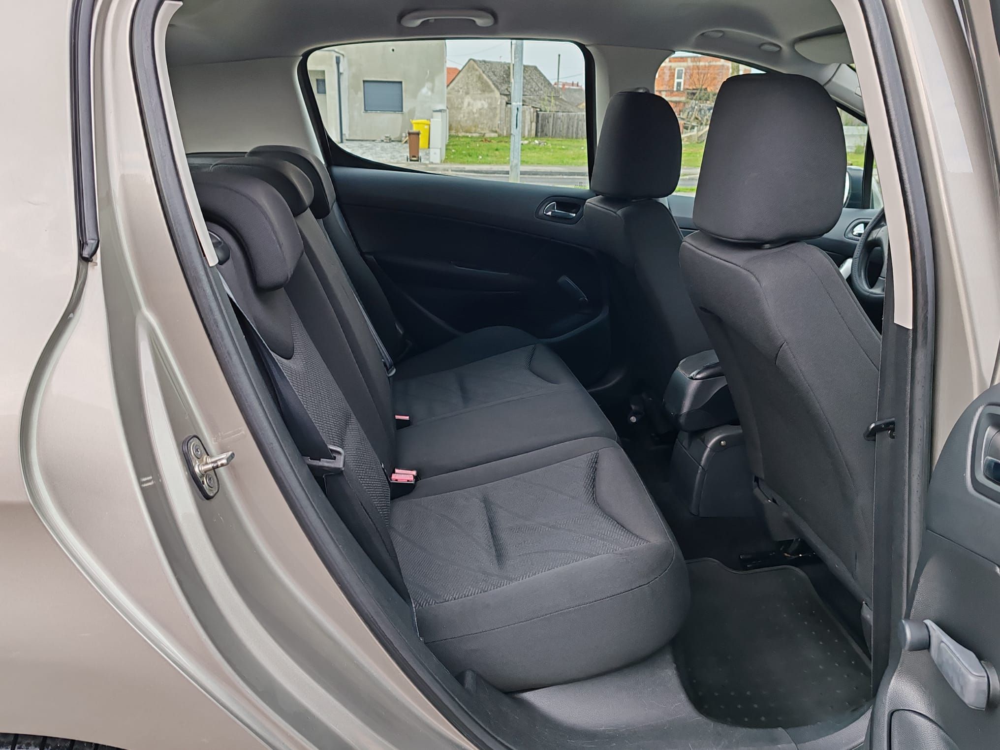 peugeot 308 1,6 hdi 275000 km , 2011, reg-02/26 - slika 9