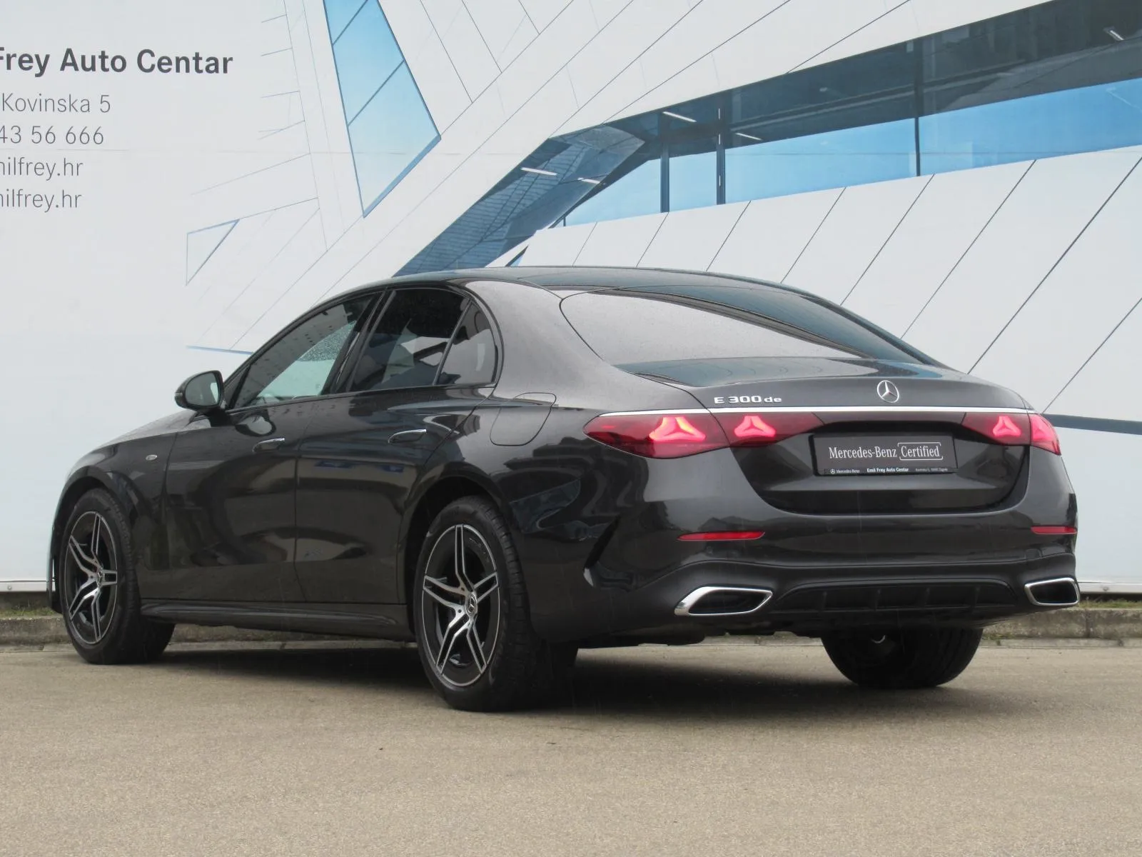 mercedes-benz e-klasa 300 de amg line/night paket/digital light/360° - slika 8