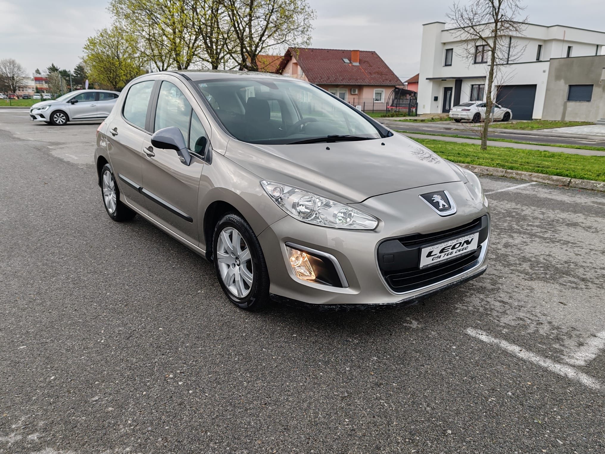 peugeot 308 1,6 hdi 275000 km , 2011, reg-02/26 - slika 3