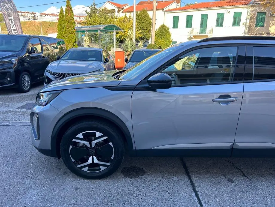 peugeot 2008 allure - 2025 - 12.000km - zimske gume + reg 1 god !!! - slika 4