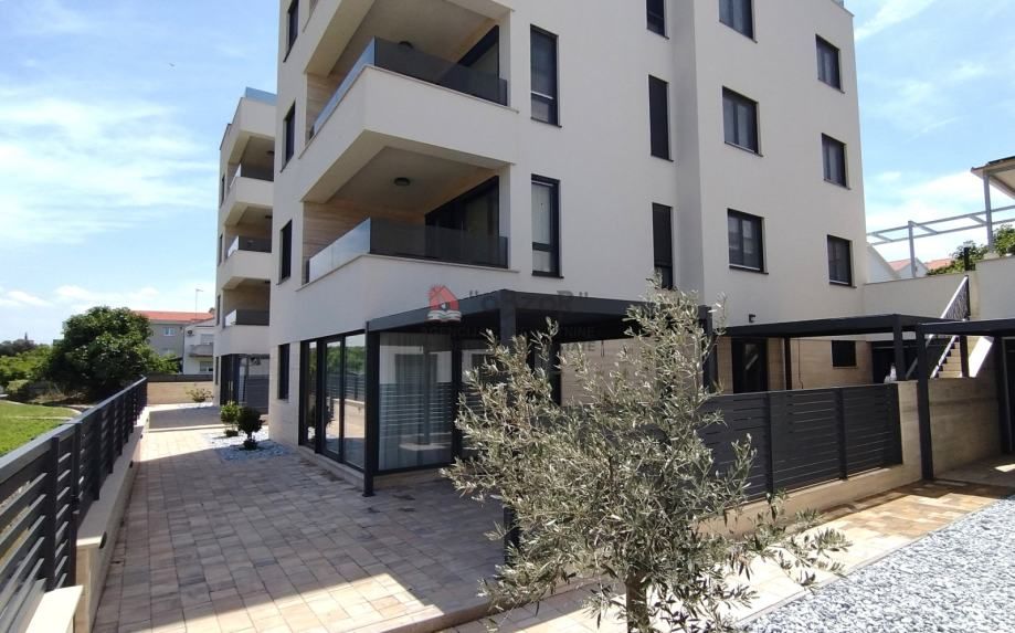 petrčane-punta radman, tri namještena apartmana+wellness+dvorište - slika 2