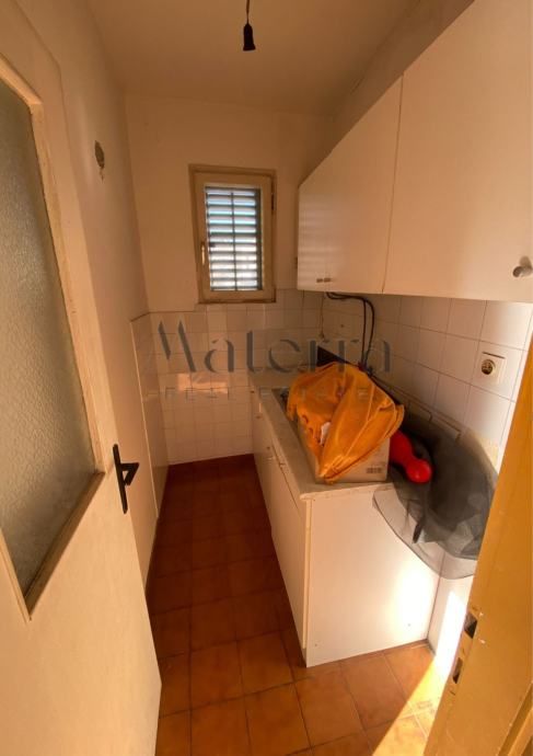 murter, samostojeća kuća sa 2 stana,parcela 558m2, frekventna lokacija - slika 9