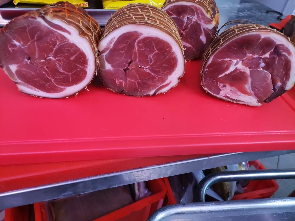 Dimljena rolana plećka bez kosti za kuhanje – kilaža 2 do 2.2 kg - Ivankovo