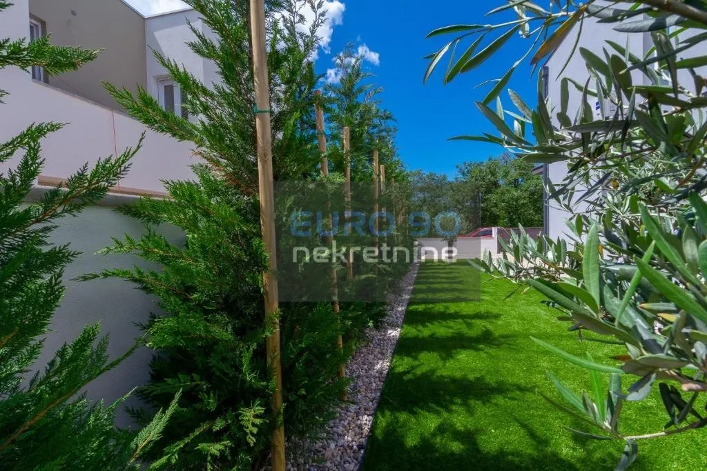 murvica-nova moderna i potpuno namještena vila s bazenom,mir,komfor !! - slika 2
