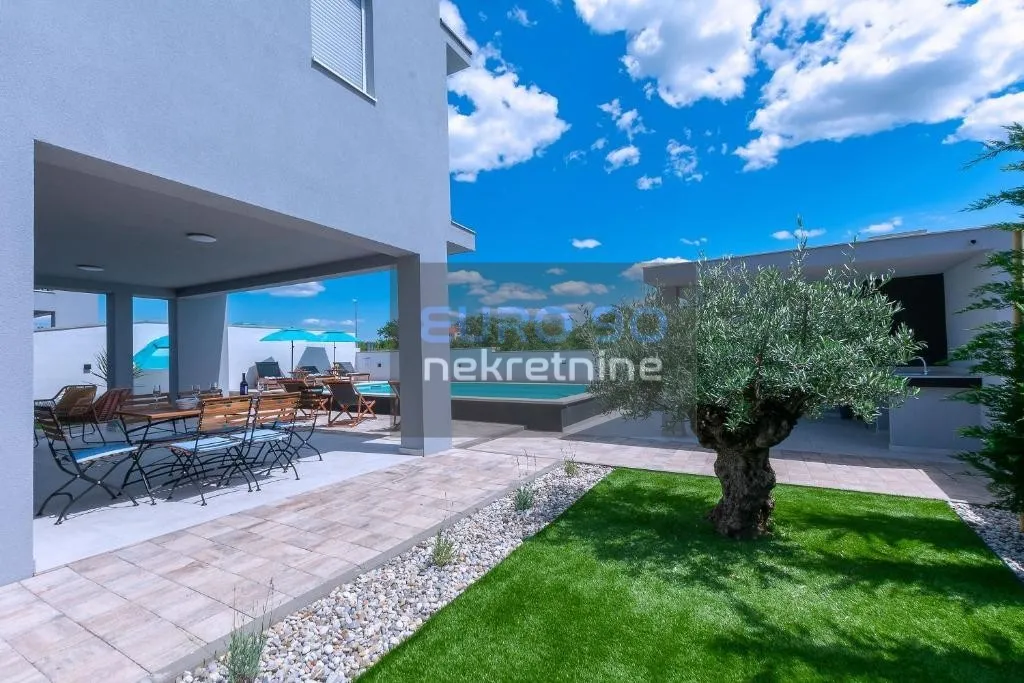 murvica-nova moderna i potpuno namještena vila s bazenom,mir,komfor !! - slika 3
