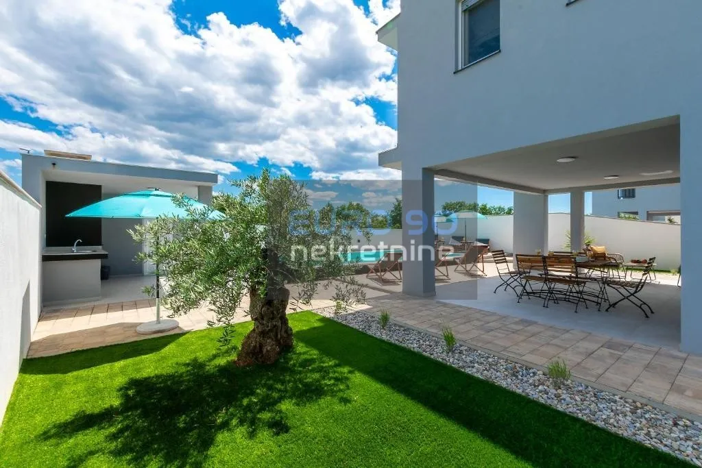 murvica-nova moderna i potpuno namještena vila s bazenom,mir,komfor !! - slika 7